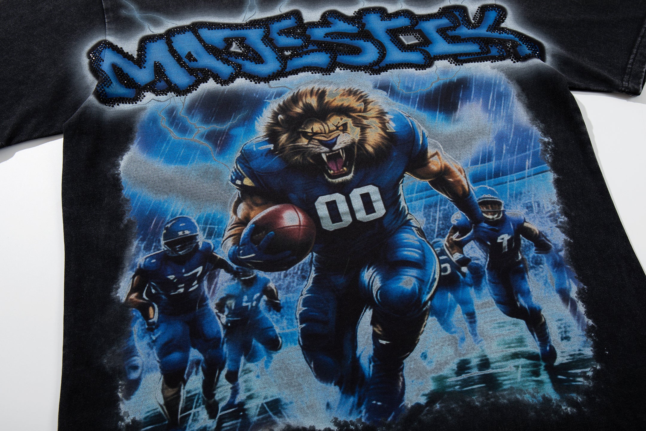 MAJESTIK Lion Football Vintage Graphic T‑Shirt